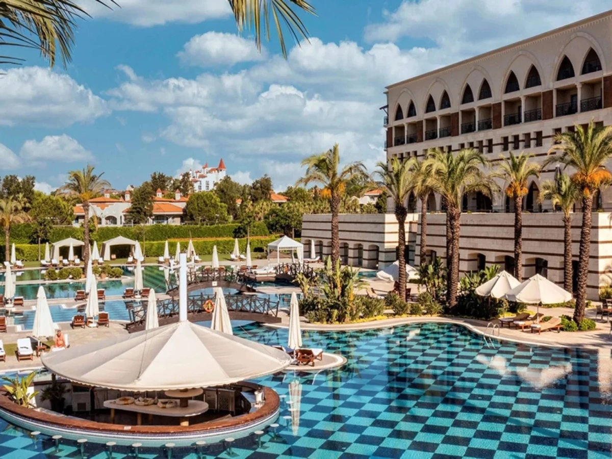 Proyecto de Piscina del Hotel Kempinski Hotel The Dome