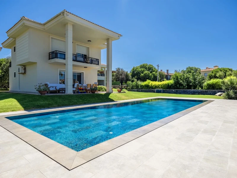 Marin Serisi Çeşme Villa Havuzu Projesi